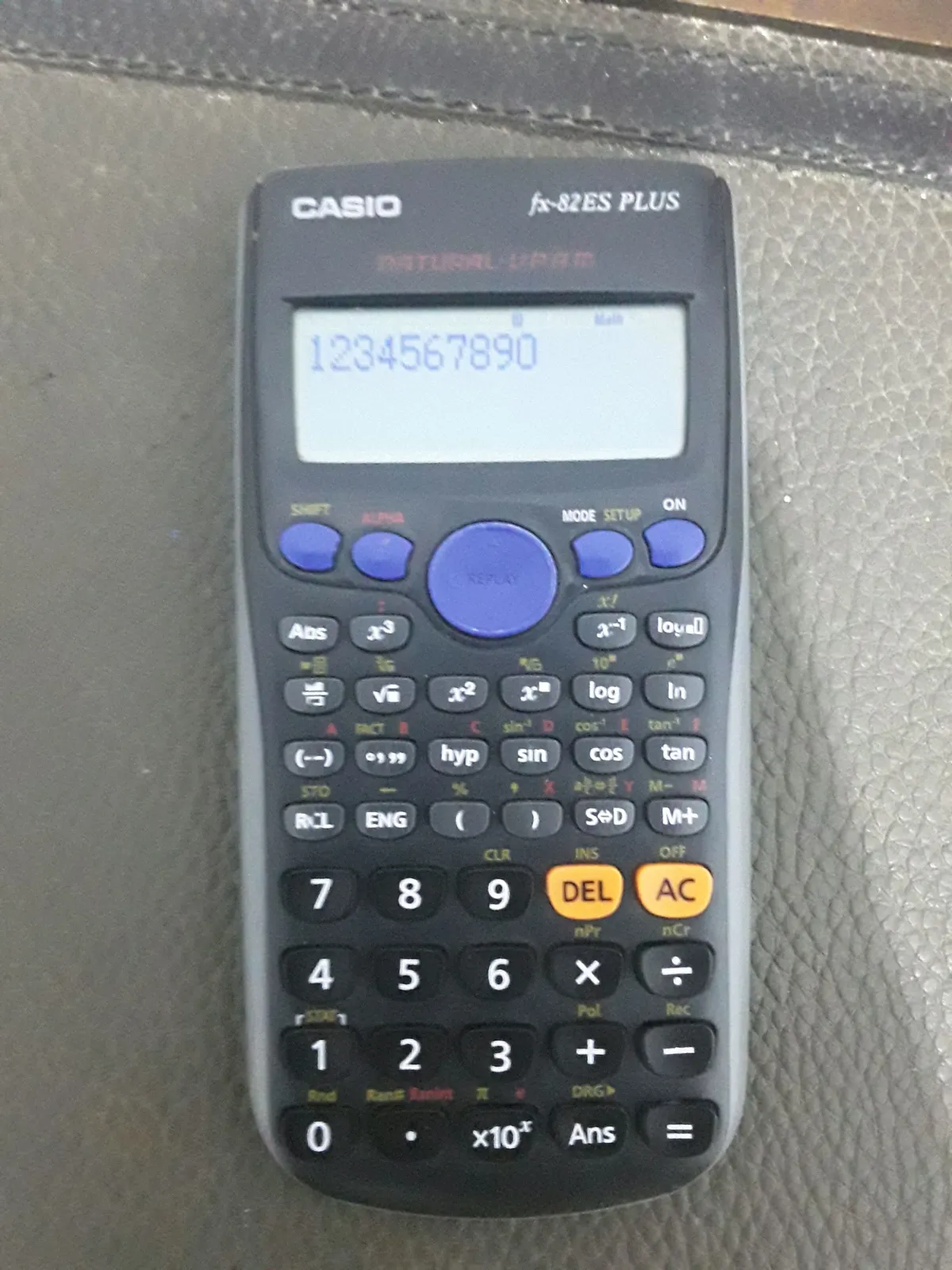 آلة حاسبة Casio fx-82ES PLUS